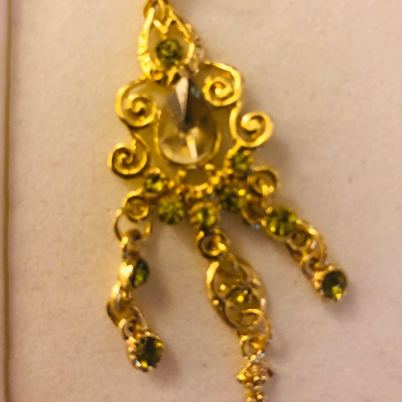 Chandelier style green & gold earrings - Picture 3 of 5